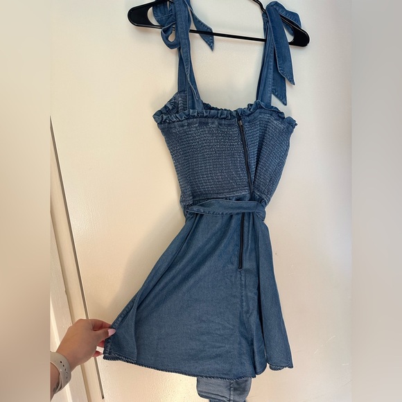 EUC ALICE + OLIVIA SOLD OUT ROZ SMOCKED CHAMBRAY ROMPER SZ 10 - Picture 9 of 10